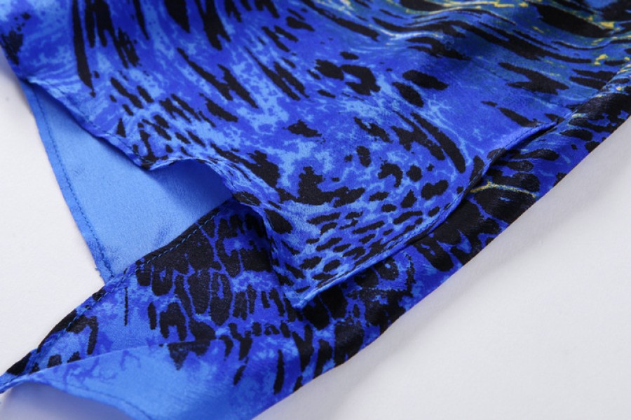 Šilkinė mėlynos spalvos suknelė su drugeliais (VIN1049)