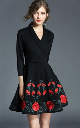 Juoda suknelė siuvinėta raudonomis gėlėmis S  (VIN1298_1)